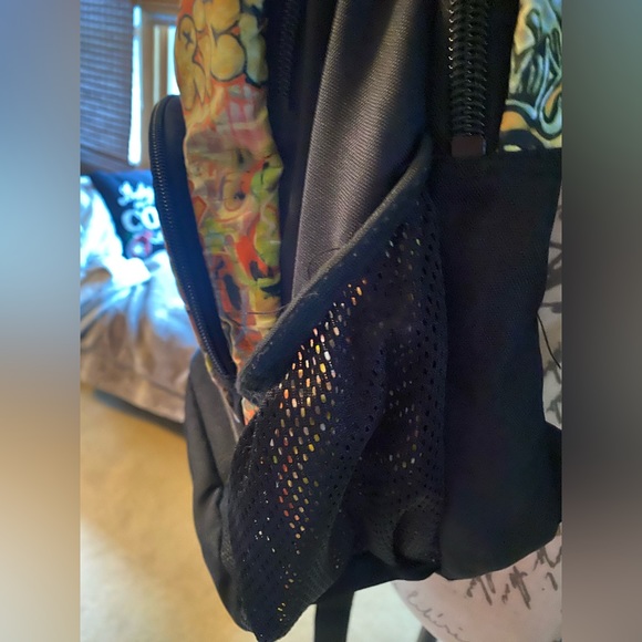 Rare excellent CROCS full-size backpack Alligator Graffiti multicolor w/jibbitz! - Picture 4 of 14